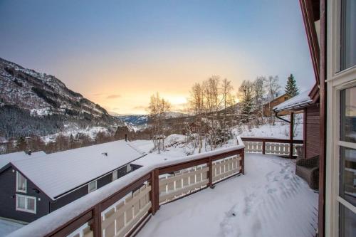 Balcony/terrace, Cabin in Hodlekve with 5 bedrooms & hot tub. in Sogndal