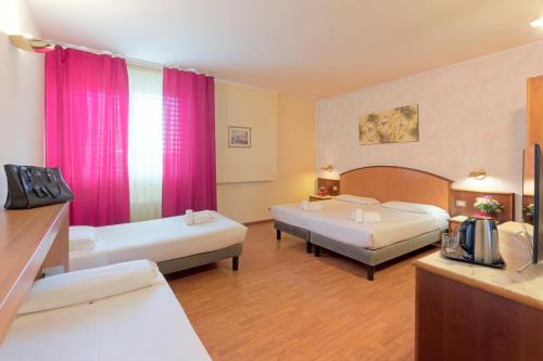 1 queen bed, 2 twin beds
