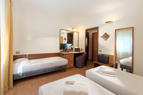 1 queen bed, 1 twin bed