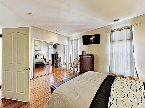 New Listing! Beach Gem With Balcony - Walk To Shore Condo - image 4