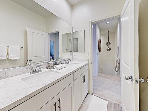 New Listing! Stunning Beach Condo With Pool Condo - image 6