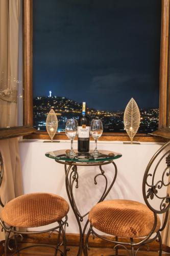 Suite, city view