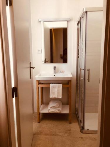 Bathroom, Hotel Victori in Menorca