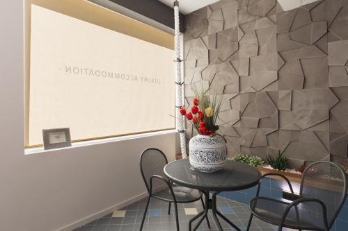 Charming Luxurious Flat with Garage by Host Wise