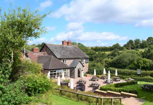 The Baiting House hotel Eastham Bridge