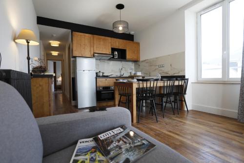 Apartment with Mountain View