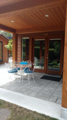 Nestledown B&B in Halfmoon Bay, Canada