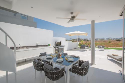 Villa with Sea View image 5