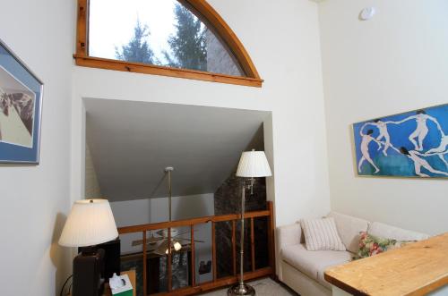 Spacious 1 bedroom with loft Northside located across from Pico Mountain!