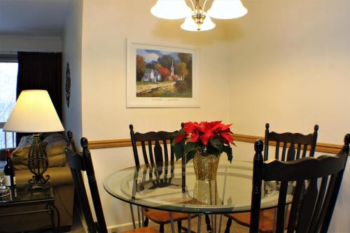 Ski home to this cozy one bedroom condo Whiffletree F5 - Killington