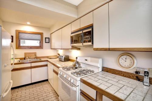 Ski on ski off, conveniently located, 2 bedroom condo with beautiful views, access to indoor pool Sunrise B3 in Killington, USA