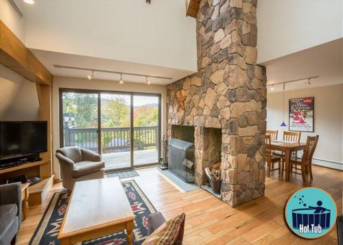 Distinctive 4 bedroom townhouse, with outdoor hot tub minutes from the slopes Winterberry 4