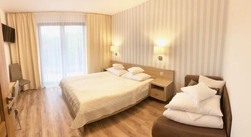 1 queen bed, 1 twin bed