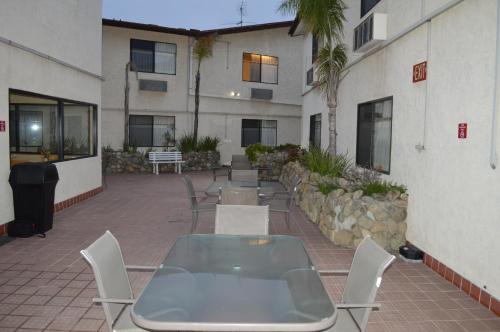 Jolly Roger Hotel - image 7
