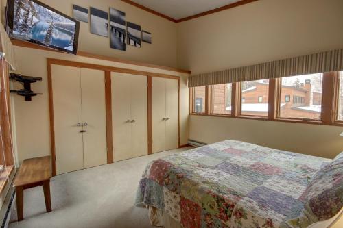 Tennis Townhomes 1335 - image 5