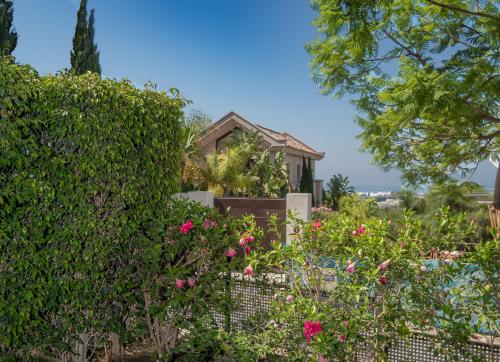 Amazing Two Bedroom Apartment in Los Flamingos, Marbella in เบล-แอร์