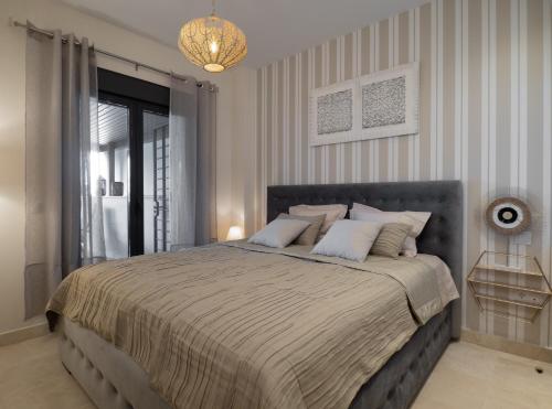 Amazing Two Bedroom Apartment in Los Flamingos, Marbella in เบล-แอร์