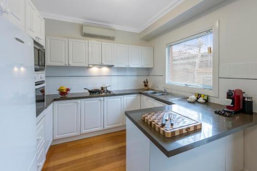 Kitchen, Kimberley Gardens Hotel & Serviced Apartments in St Kilda