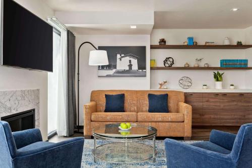 1 king bed, 1 sofa bed