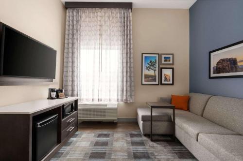 1 king bed, 1 sofa bed