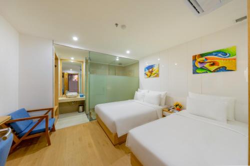 1 double bed, 1 twin bed