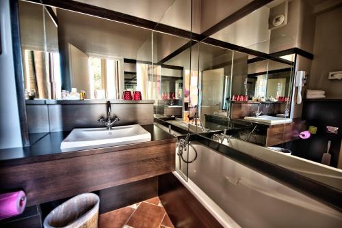 Bathroom, Hotel Des Beaux Arts in Toulouse