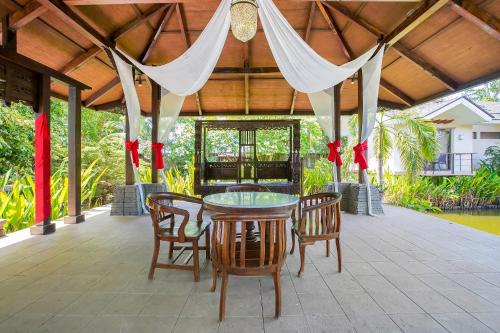 Entrance, Sheridan Boutique Resort in Villa Arevalo