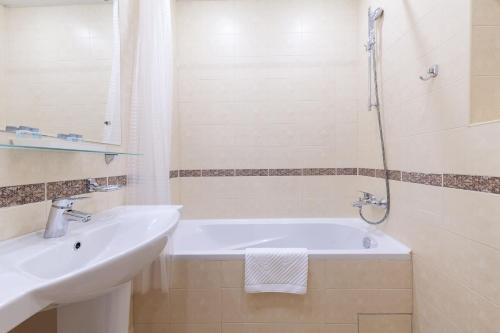 Aston Hotel - image 2