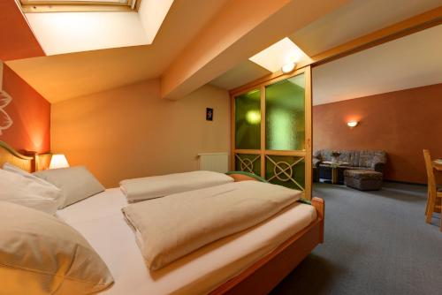1 queen bed, 1 sofa bed