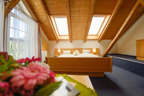 1 queen bed, 1 sofa bed