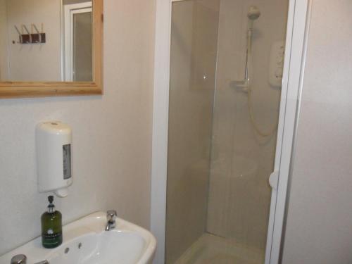 ห้องน้ำ, Sandras Backpackers in ทัชโซ