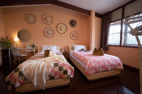 2 twin beds, 1 sofa bed