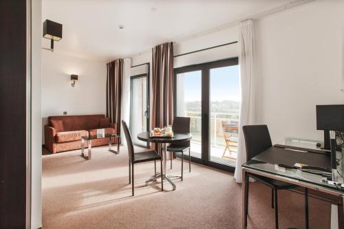 2 bedrooms, 3 beds