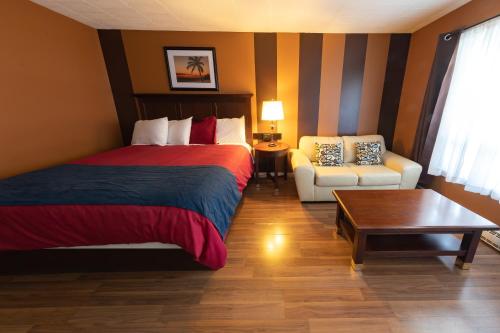 Villager Lodge Room Type - Deluxe King Suite