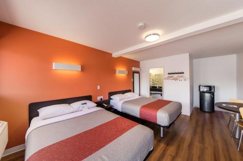 2 double beds