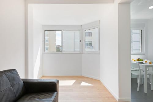  Stunning 5 Bed Apt, Sleeps 5 nr Olivais in Lissabon