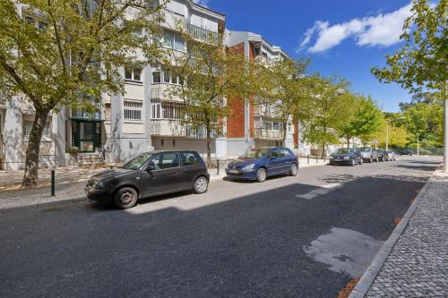  Stunning 5 Bed Apt, Sleeps 5 nr Olivais in Lissabon
