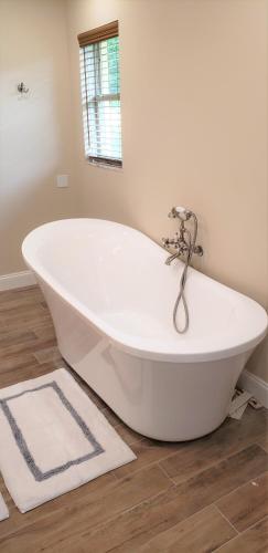 Fürdőszoba, Little Ridge Ranch-East House Quiet Country Getaway-Pet Friendly! in Micanopy (FL)