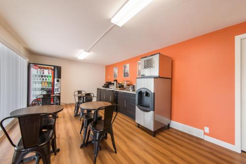 ทัศนียภาพภายนอกโรงแรม, Motel 6 Cranbrook, BC in เครนบรูก (BC)