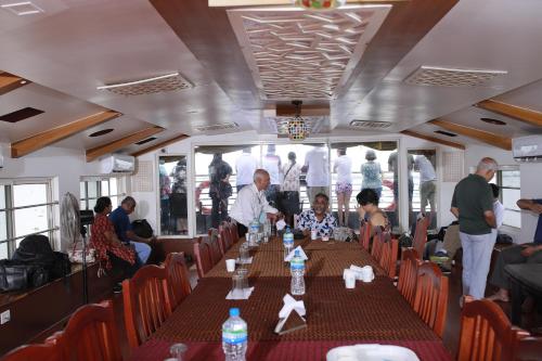 Friends Cruise, Nightstay Houseboat-VACCINATED STAFF