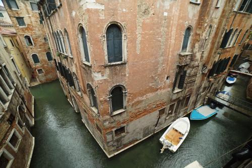 Hotel Canada Room Type - Deluxe Triple Room with Canal View