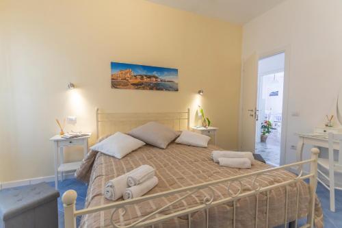 1 queen bed, 1 double bed