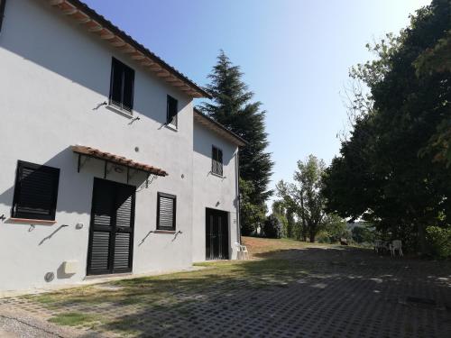 Case in campagna con piscina a Todi