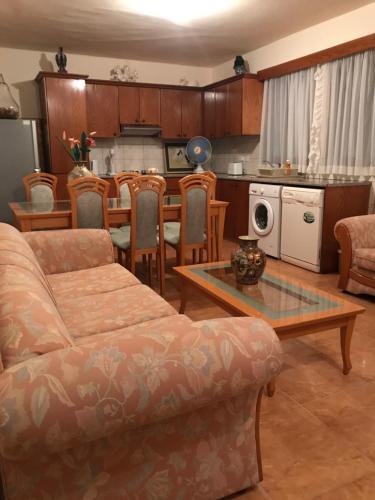 Pomos Small Sunny House in Pomos