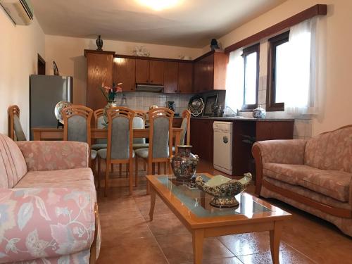 Pomos Small Sunny House in Pomos