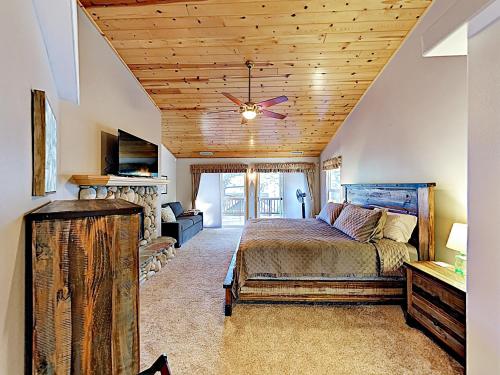 New Listing! Custom Lakeside Haven With Water Views Home - image 3
