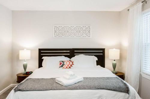 Modern + Cozy Townhome - minutes to Avalon w/king in Roswell, USA