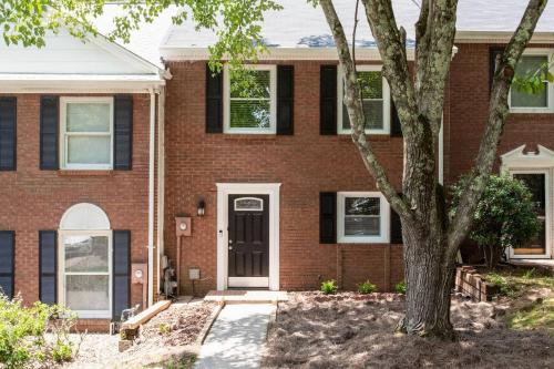 Modern + Cozy Townhome - minutes to Avalon w/king in Roswell (GA)