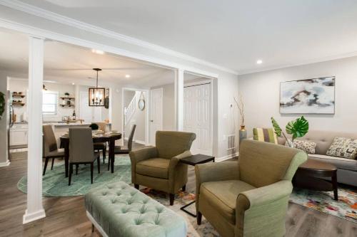 Modern + Cozy Townhome - minutes to Avalon w/king in Roswell (GA)