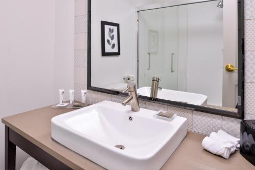 Country Inn & Suites by Radisson, Tinley Park, IL Room Type - Queen Room with Two Queen Beds